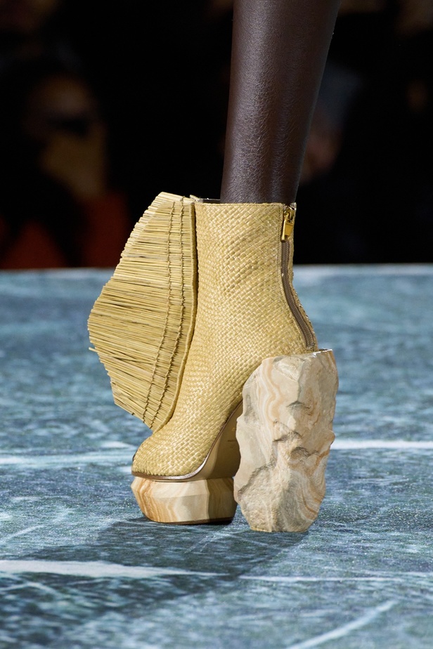 الأسطورة Cher تخطف الأنظار في عرض Balmain لربيع وصيف 2023