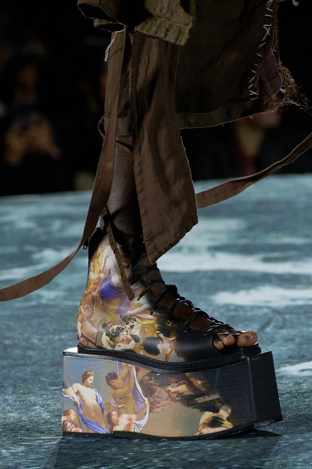 الأسطورة Cher تخطف الأنظار في عرض Balmain لربيع وصيف 2023