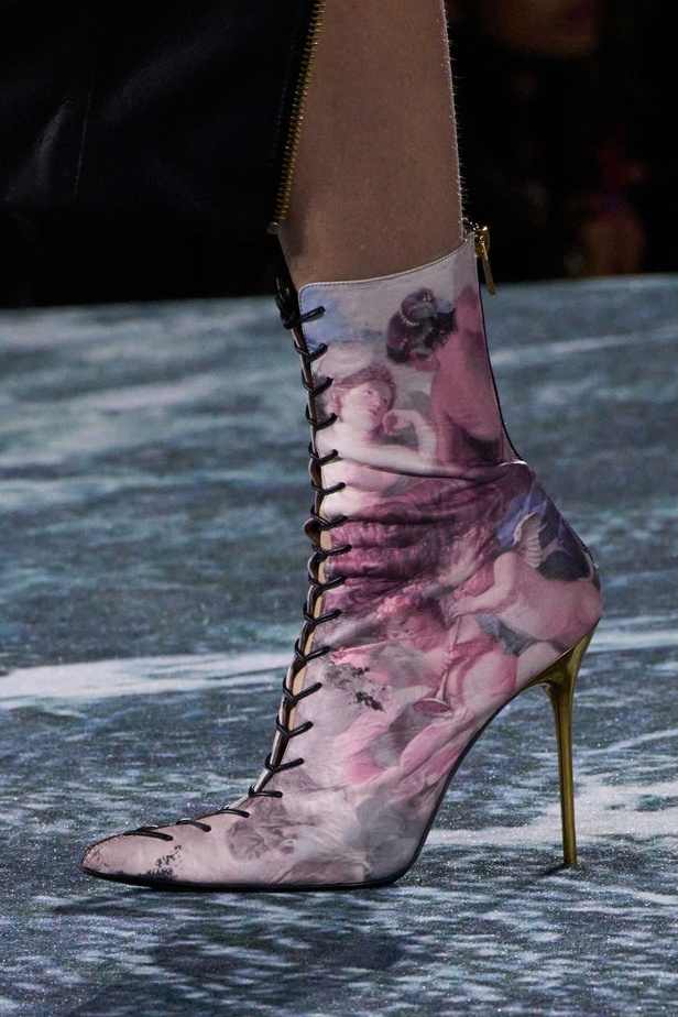 الأسطورة Cher تخطف الأنظار في عرض Balmain لربيع وصيف 2023