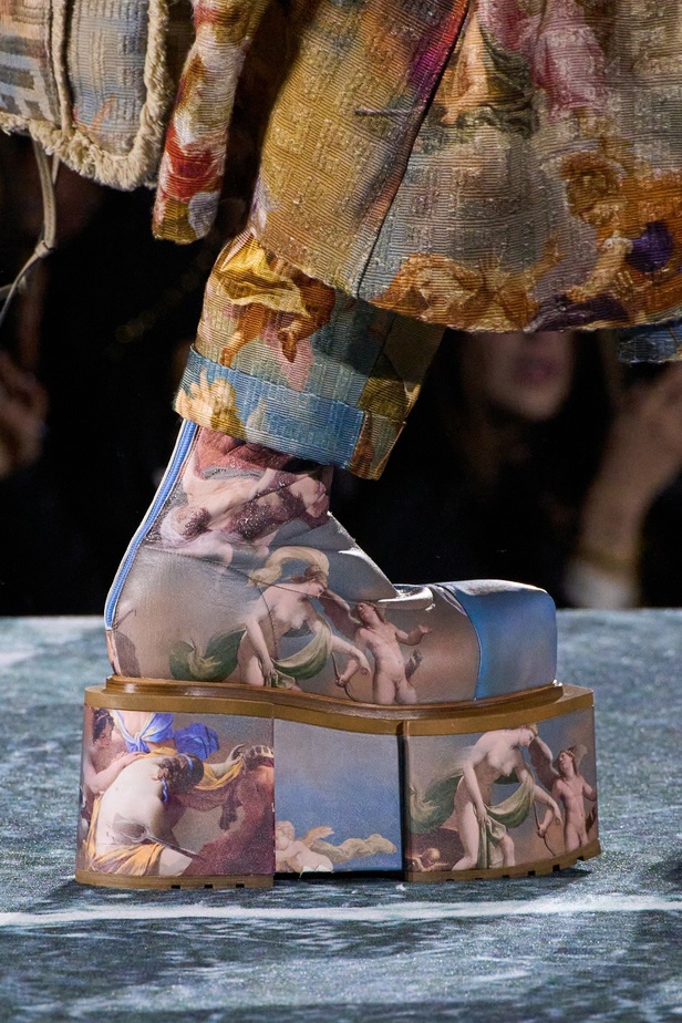 الأسطورة Cher تخطف الأنظار في عرض Balmain لربيع وصيف 2023