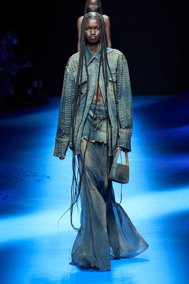 عرض أزياء Blumarine لربيع وصيف 2023 بوحي من حورية البحر     