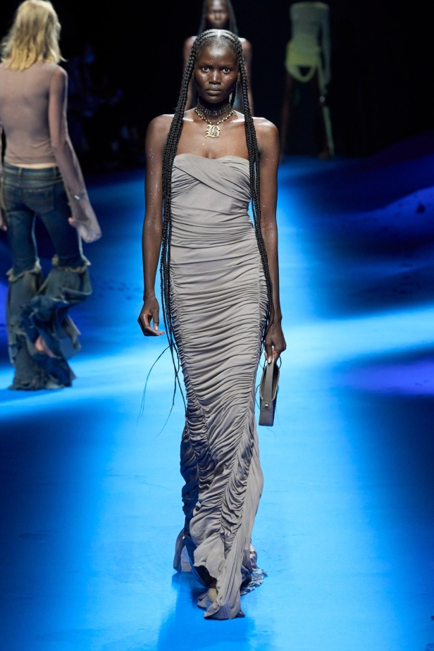 عرض أزياء Blumarine لربيع وصيف 2023 بوحي من حورية البحر     