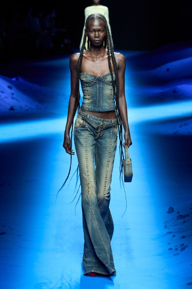 عرض أزياء Blumarine لربيع وصيف 2023 بوحي من حورية البحر     