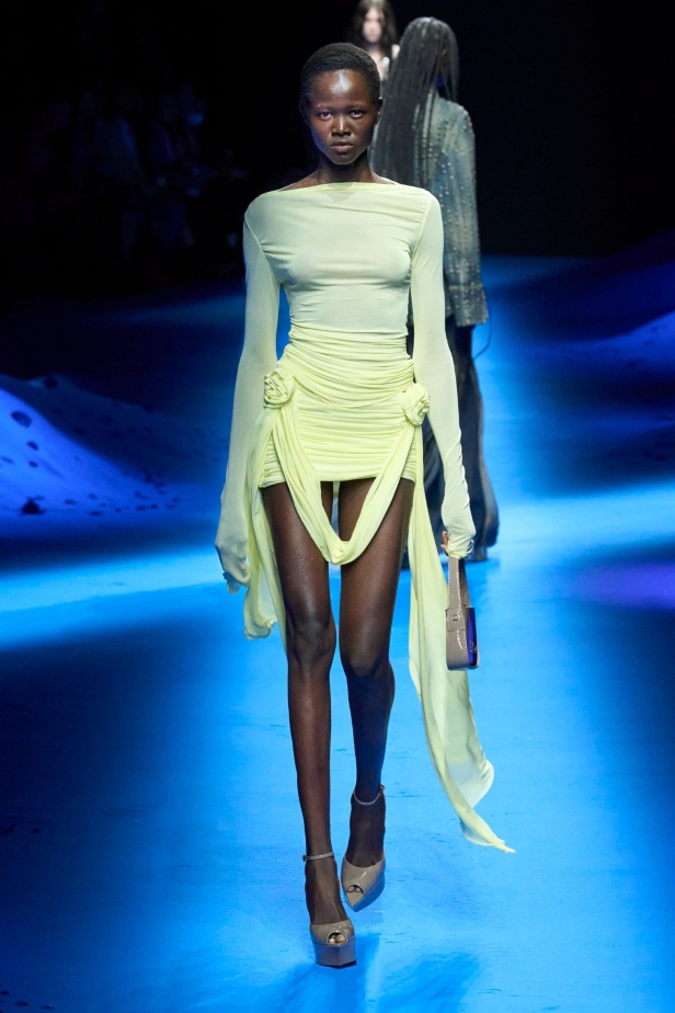 عرض أزياء Blumarine لربيع وصيف 2023 بوحي من حورية البحر     