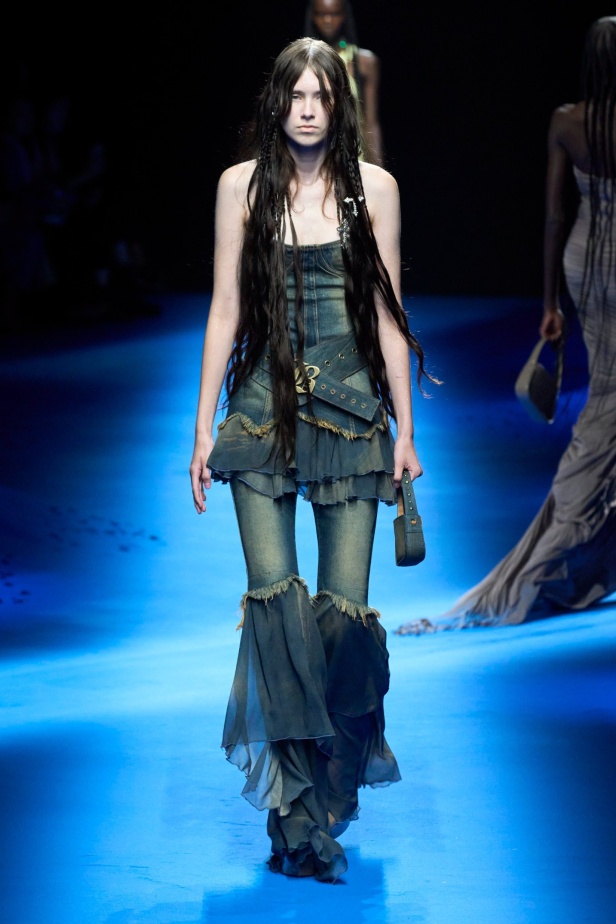 عرض أزياء Blumarine لربيع وصيف 2023 بوحي من حورية البحر     