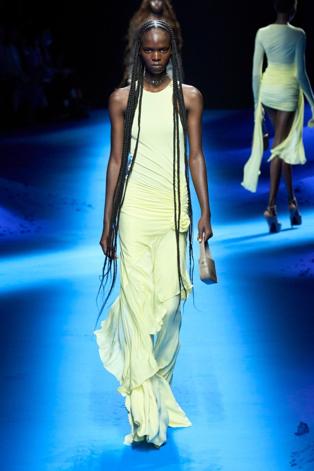 عرض أزياء Blumarine لربيع وصيف 2023 بوحي من حورية البحر     