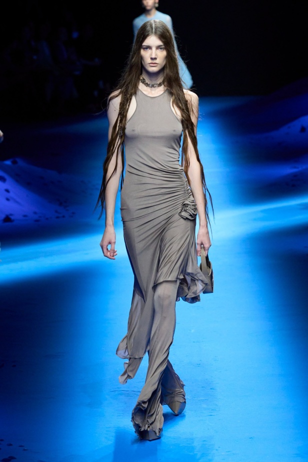 عرض أزياء Blumarine لربيع وصيف 2023 بوحي من حورية البحر     