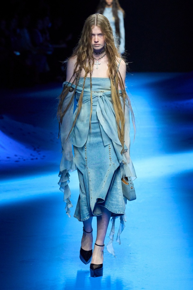 عرض أزياء Blumarine لربيع وصيف 2023 بوحي من حورية البحر     