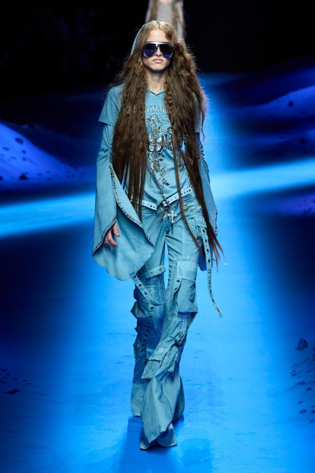 عرض أزياء Blumarine لربيع وصيف 2023 بوحي من حورية البحر     