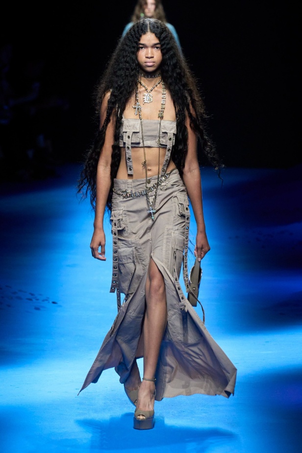 عرض أزياء Blumarine لربيع وصيف 2023 بوحي من حورية البحر     