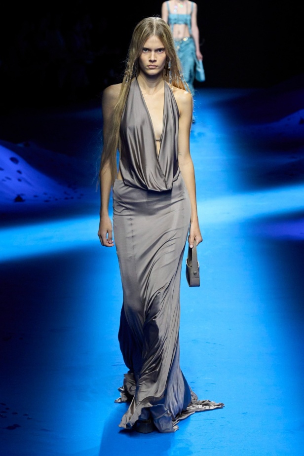 عرض أزياء Blumarine لربيع وصيف 2023 بوحي من حورية البحر     