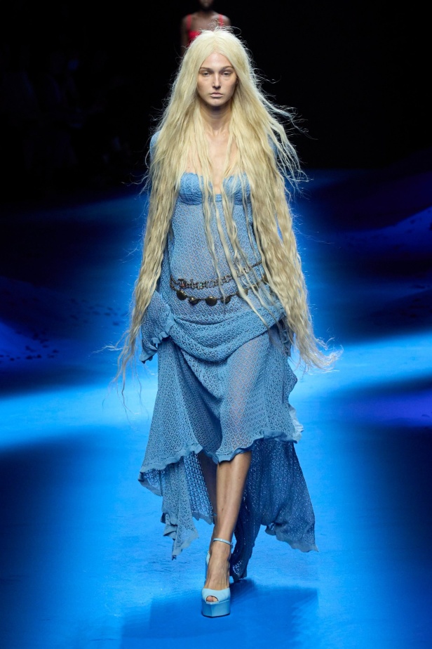 عرض أزياء Blumarine لربيع وصيف 2023 بوحي من حورية البحر     