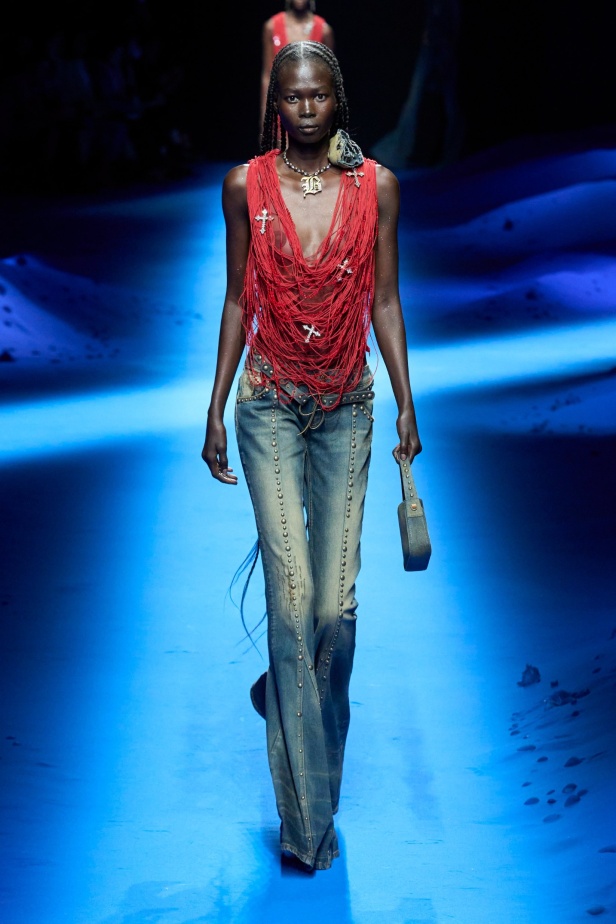 عرض أزياء Blumarine لربيع وصيف 2023 بوحي من حورية البحر     