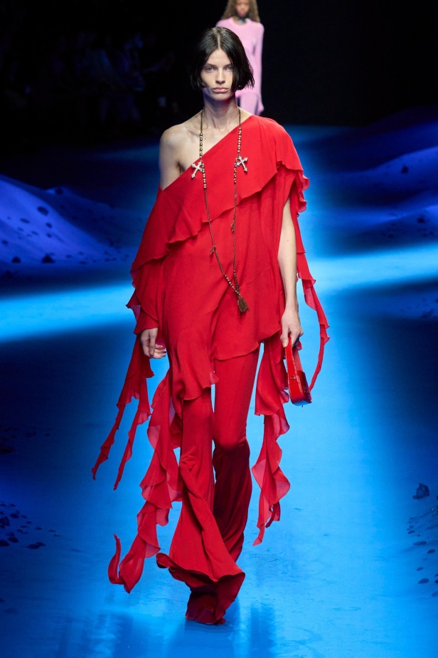 عرض أزياء Blumarine لربيع وصيف 2023 بوحي من حورية البحر     