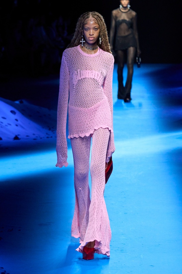 عرض أزياء Blumarine لربيع وصيف 2023 بوحي من حورية البحر     