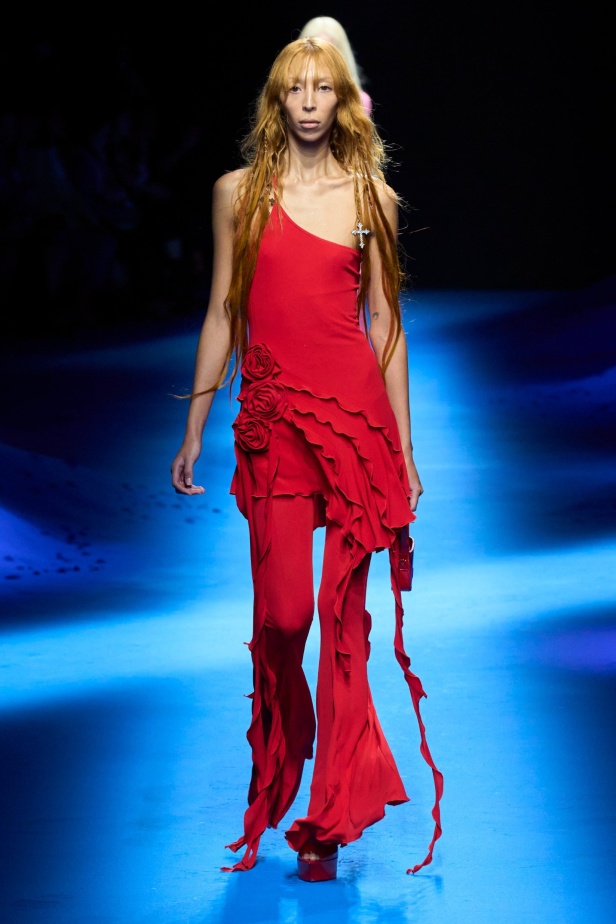 عرض أزياء Blumarine لربيع وصيف 2023 بوحي من حورية البحر     