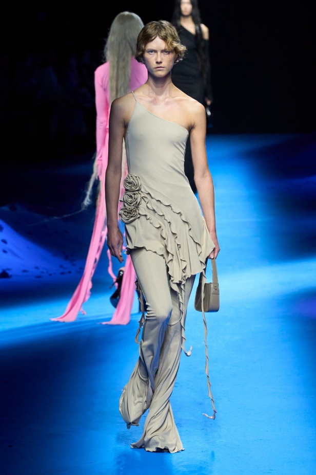 عرض أزياء Blumarine لربيع وصيف 2023 بوحي من حورية البحر     