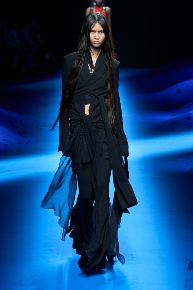 عرض أزياء Blumarine لربيع وصيف 2023 بوحي من حورية البحر     