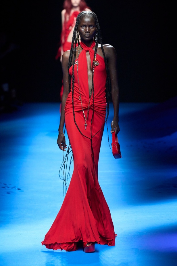 عرض أزياء Blumarine لربيع وصيف 2023 بوحي من حورية البحر     