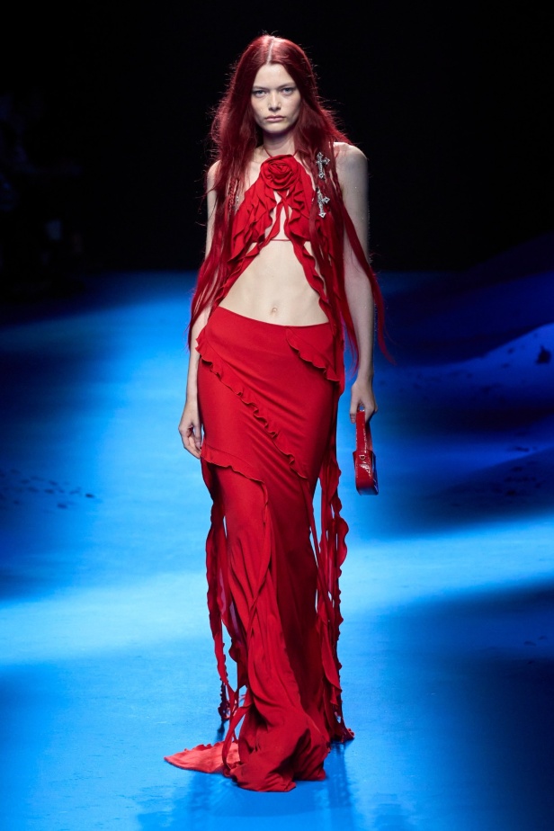 عرض أزياء Blumarine لربيع وصيف 2023 بوحي من حورية البحر     