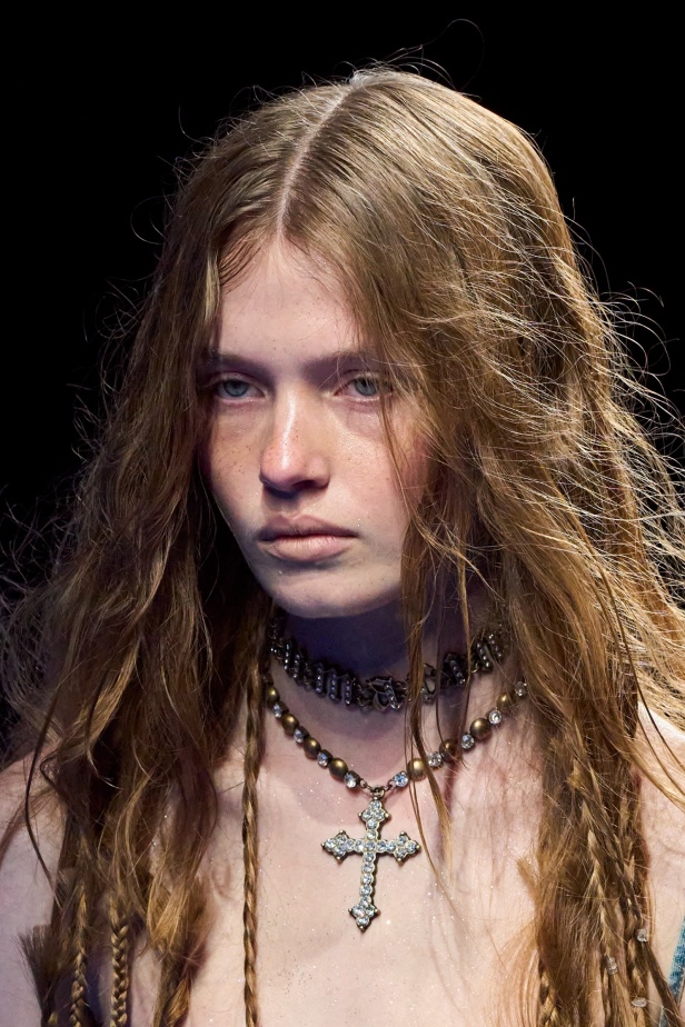 عرض أزياء Blumarine لربيع وصيف 2023 بوحي من حورية البحر     