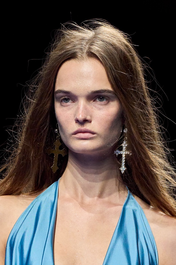 عرض أزياء Blumarine لربيع وصيف 2023 بوحي من حورية البحر     