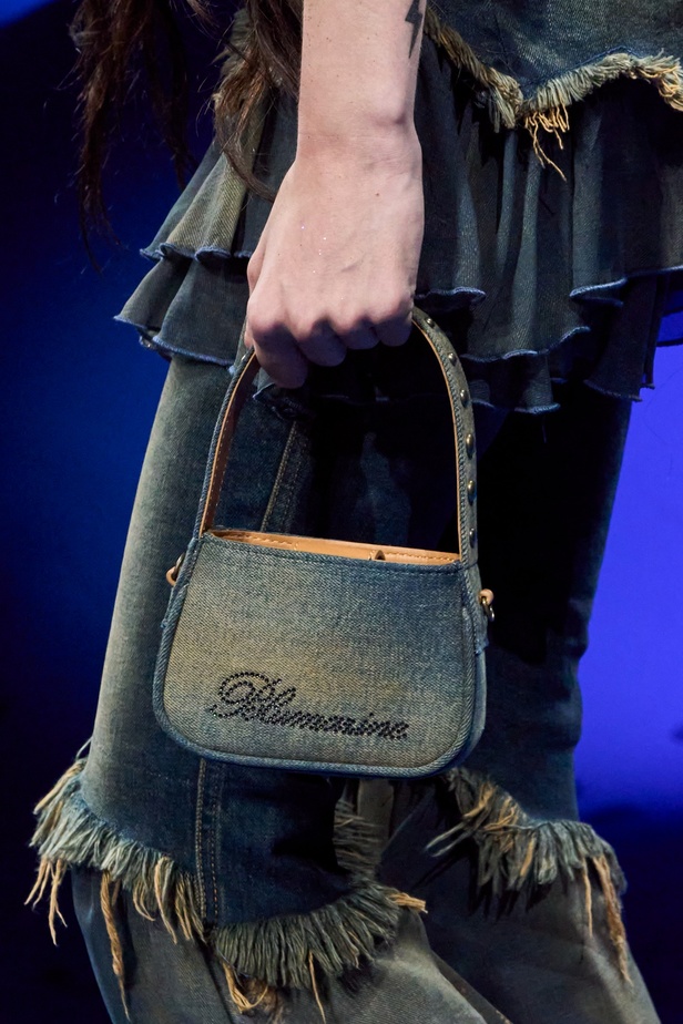 عرض أزياء Blumarine لربيع وصيف 2023 بوحي من حورية البحر     