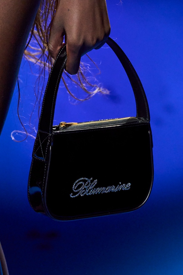 عرض أزياء Blumarine لربيع وصيف 2023 بوحي من حورية البحر     