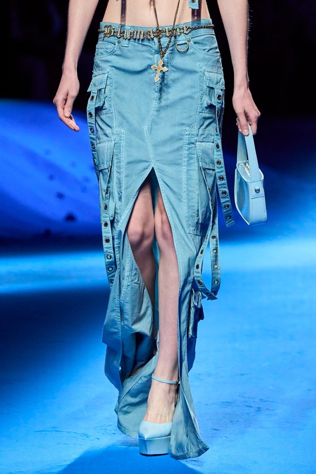 عرض أزياء Blumarine لربيع وصيف 2023 بوحي من حورية البحر     