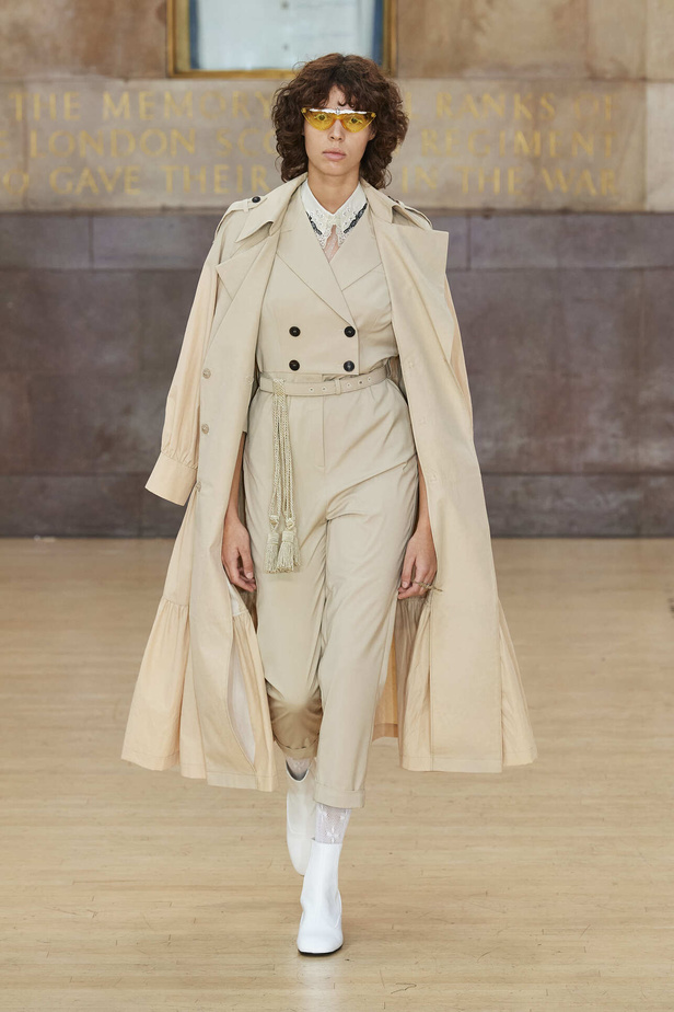 تحية للملكة ورسائل قوّة في عرض Bora Aksu ضمن أسبوع الموضة اللندني