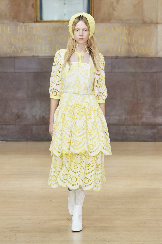 تحية للملكة ورسائل قوّة في عرض Bora Aksu ضمن أسبوع الموضة اللندني