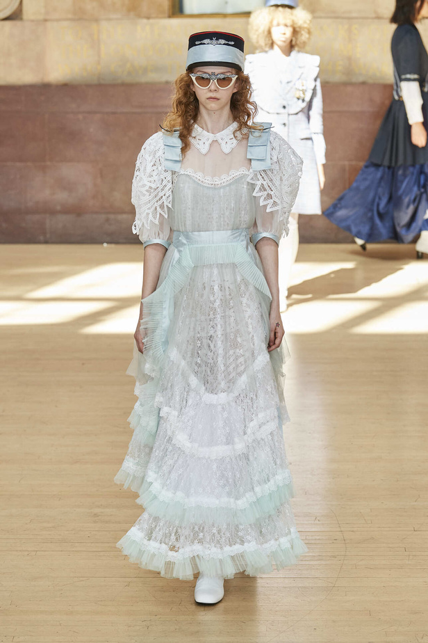 تحية للملكة ورسائل قوّة في عرض Bora Aksu ضمن أسبوع الموضة اللندني