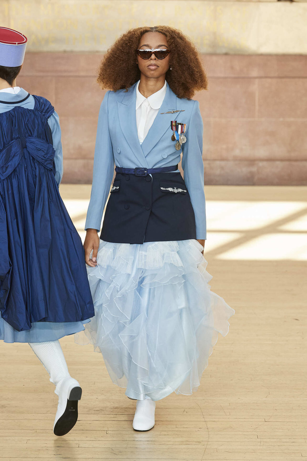 تحية للملكة ورسائل قوّة في عرض Bora Aksu ضمن أسبوع الموضة اللندني