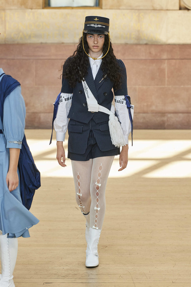 تحية للملكة ورسائل قوّة في عرض Bora Aksu ضمن أسبوع الموضة اللندني