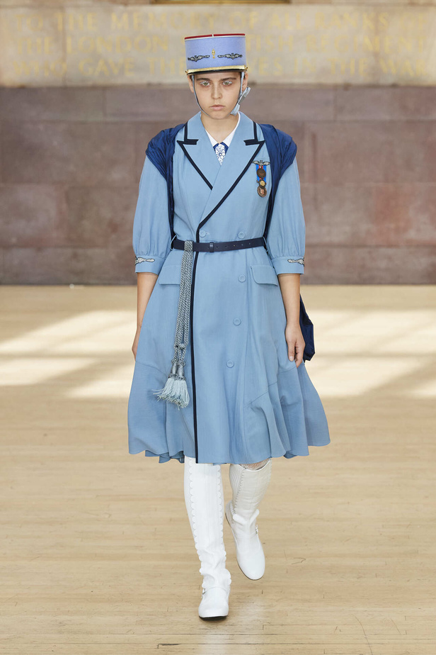 تحية للملكة ورسائل قوّة في عرض Bora Aksu ضمن أسبوع الموضة اللندني