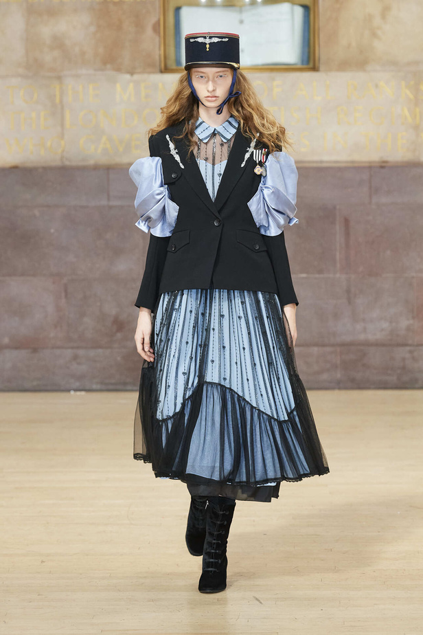 تحية للملكة ورسائل قوّة في عرض Bora Aksu ضمن أسبوع الموضة اللندني