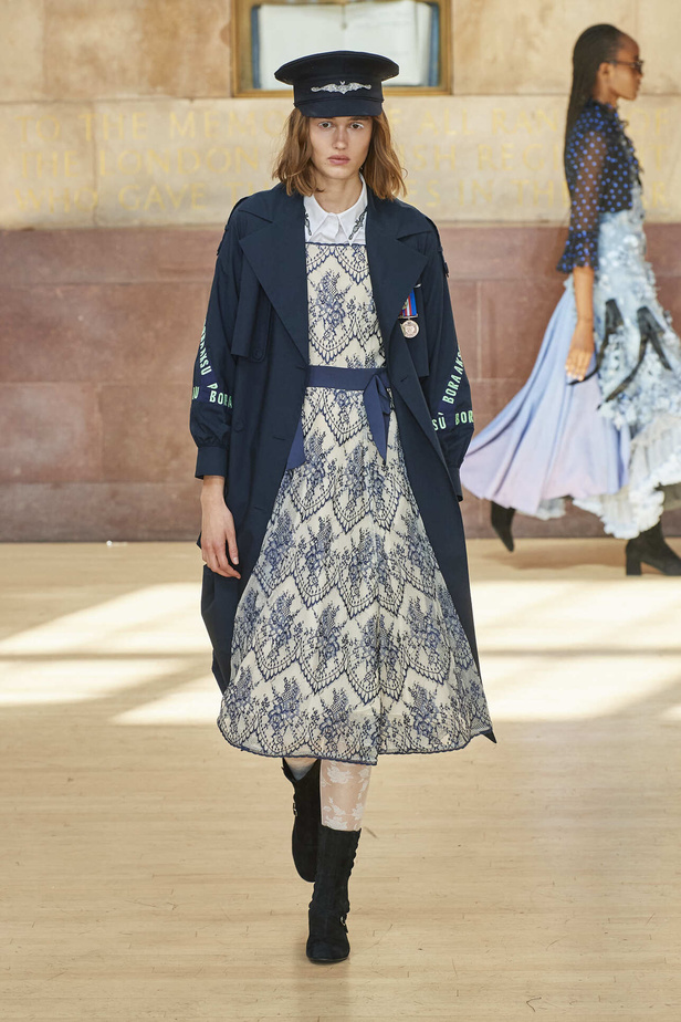 تحية للملكة ورسائل قوّة في عرض Bora Aksu ضمن أسبوع الموضة اللندني