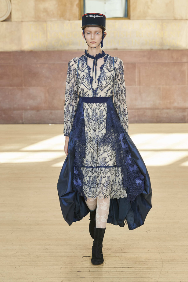 تحية للملكة ورسائل قوّة في عرض Bora Aksu ضمن أسبوع الموضة اللندني