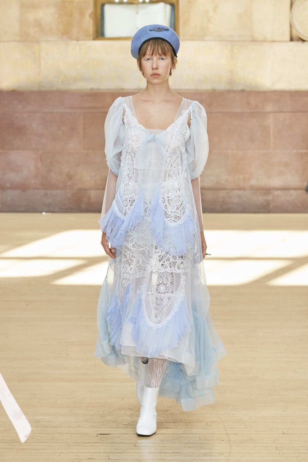 تحية للملكة ورسائل قوّة في عرض Bora Aksu ضمن أسبوع الموضة اللندني