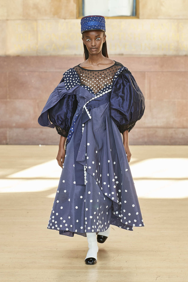 تحية للملكة ورسائل قوّة في عرض Bora Aksu ضمن أسبوع الموضة اللندني