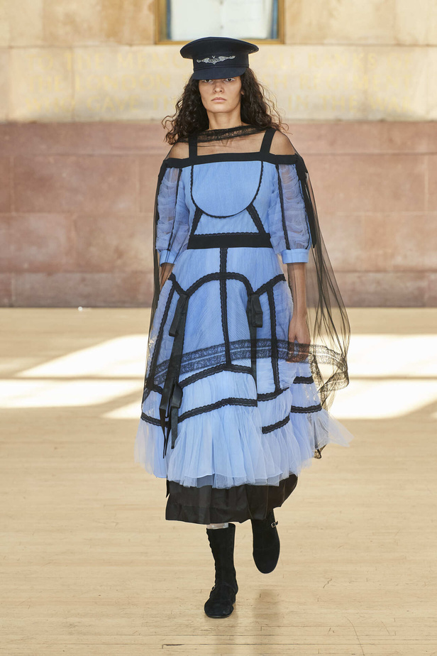 تحية للملكة ورسائل قوّة في عرض Bora Aksu ضمن أسبوع الموضة اللندني