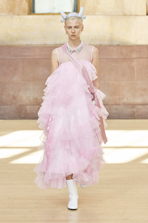 تحية للملكة ورسائل قوّة في عرض Bora Aksu ضمن أسبوع الموضة اللندني