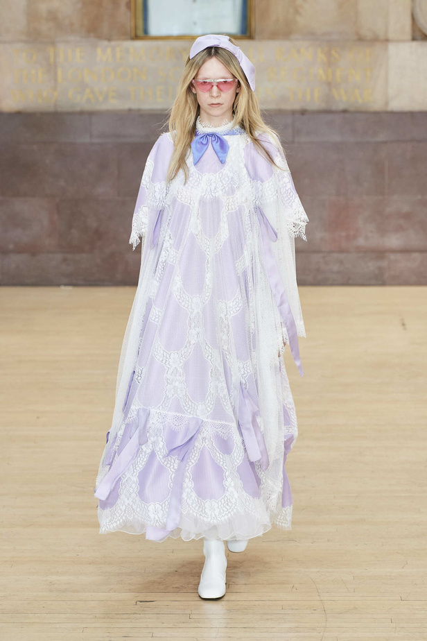 تحية للملكة ورسائل قوّة في عرض Bora Aksu ضمن أسبوع الموضة اللندني