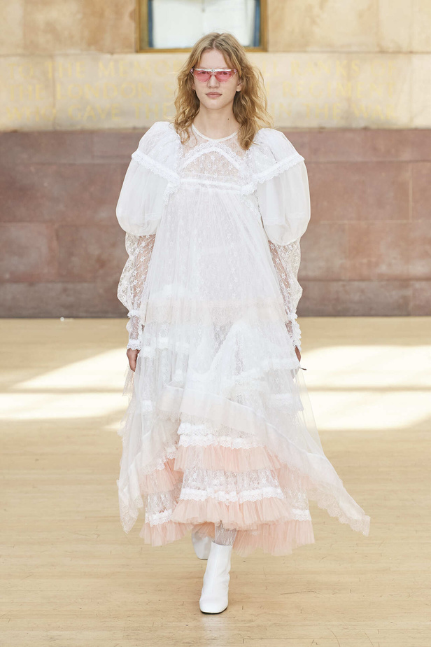 تحية للملكة ورسائل قوّة في عرض Bora Aksu ضمن أسبوع الموضة اللندني