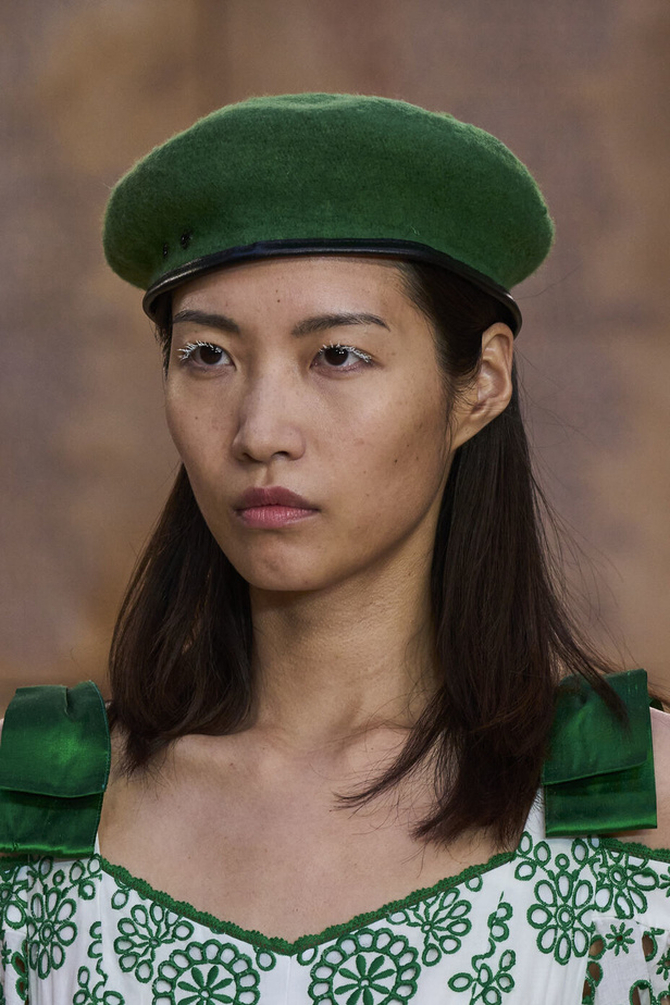 تحية للملكة ورسائل قوّة في عرض Bora Aksu ضمن أسبوع الموضة اللندني