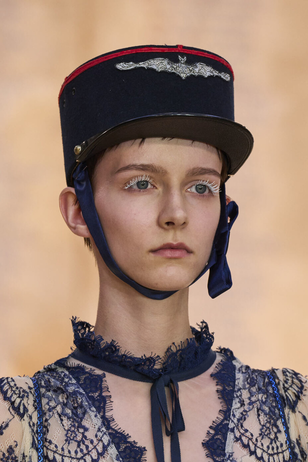 تحية للملكة ورسائل قوّة في عرض Bora Aksu ضمن أسبوع الموضة اللندني