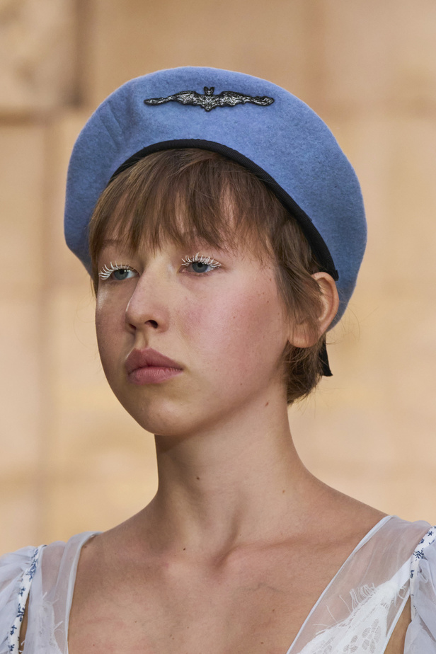 تحية للملكة ورسائل قوّة في عرض Bora Aksu ضمن أسبوع الموضة اللندني