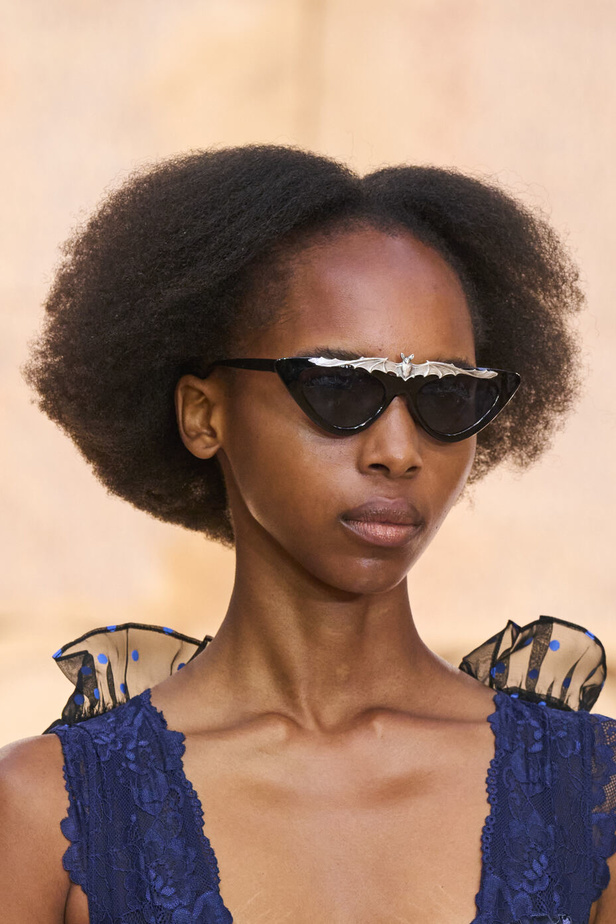 تحية للملكة ورسائل قوّة في عرض Bora Aksu ضمن أسبوع الموضة اللندني