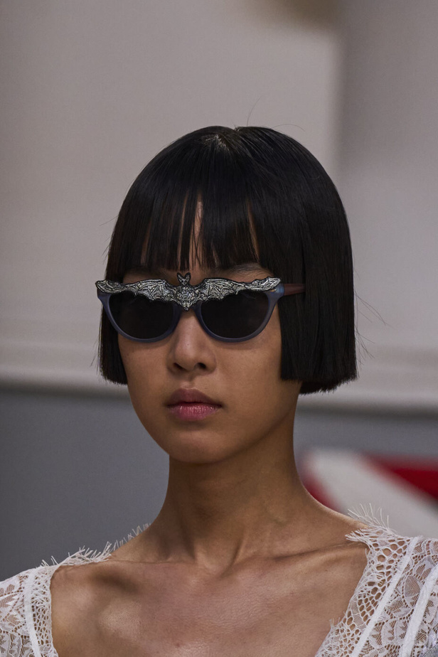 تحية للملكة ورسائل قوّة في عرض Bora Aksu ضمن أسبوع الموضة اللندني