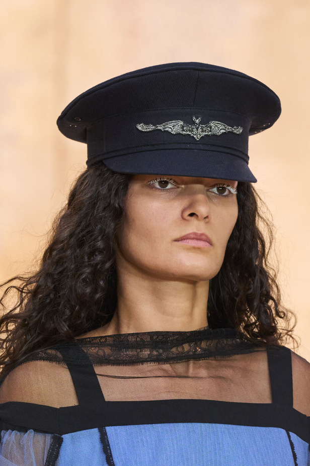 تحية للملكة ورسائل قوّة في عرض Bora Aksu ضمن أسبوع الموضة اللندني